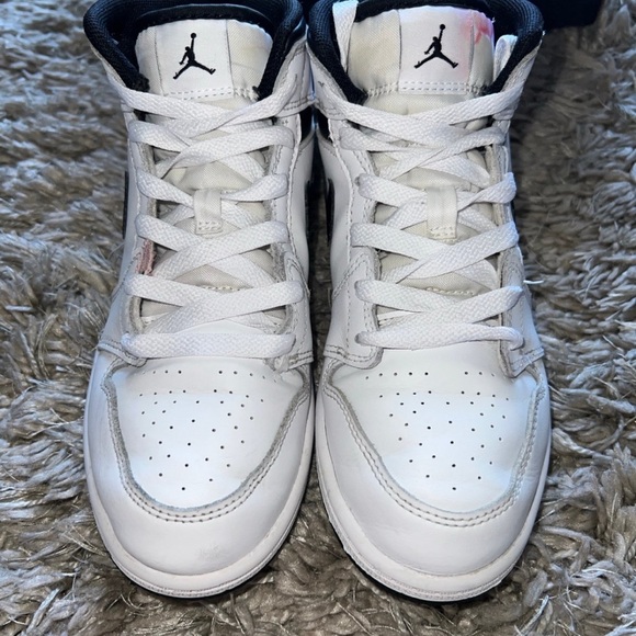 Jordan 1 mid kids size 3 - Picture 2 of 8